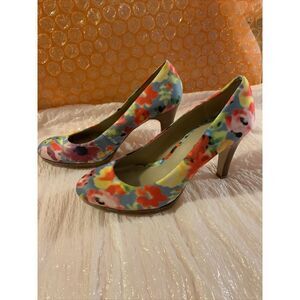 Bandolino Women's Closed Toe 3 1/2‎ Inch High Heels FloralSize 8M